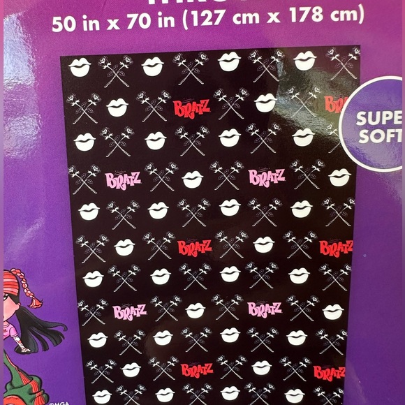 New Bratz Lips & Roses 50 x 70 Black Plush Throw Blanket NWT - Picture 3 of 4